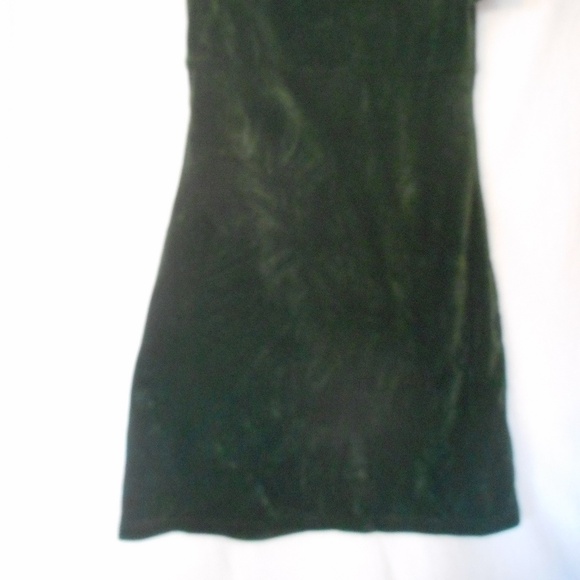 Green Velour dress with detachable necklace - Picture 2 of 7
